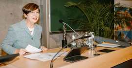 Vorstandsvorsitzende, Dr. Barbara Obst-Hantel steht an einem Rednerpult
